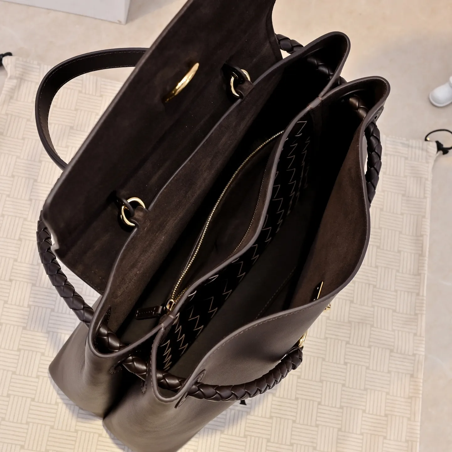 Batch 2360 #Bv New Ciao Ciao handbag Ciao Ciao means "hello" and "goodbye" in Italian, showing a relaxed and casual lifestyle ⭐️Made of Dutch Silky Calf calf leather ~ silky to the touch. The leather is thick, and the suede lining is soft and comfortable. The relaxed feeling of stacked smooth leather, the representative woven element shoulder strap, and the perfect embellishment of golden buckles 💥The bag has a unique shape, casual and exquisite, and super practical ☄️Carry Ciao Ciao to accompany you in various occasions, and be the most stylish you 🎀 Model: 7231 Size: 34x26x15